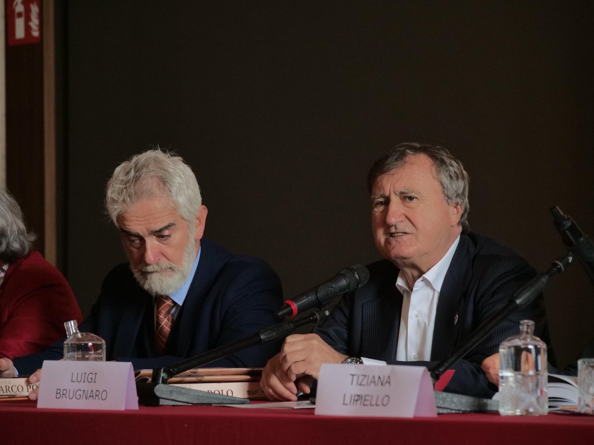 comunevenezia's tweet photo. Inaugurata al @DucaleVenezia la mostra
“I mondi di Marco Polo. Il viaggio di un mercante veneziano del duecento”.

Presente alla conferenza stampa il sindaco @LuigiBrugnaro : “L'essenza di #Venezia si incarna nell'ideale di Marco Polo, un simbolo di coraggio e desiderio di conoscenza. Marco Polo è stato un pioniere che ha ampliato i confini della conoscenza attraverso i suoi viaggi e le sue scoperte e la sua figura evoca l'importanza della curiosità e della ricerca della verità. Ringrazio di cuore tutte le realtà che hanno lavorato nella realizzazione di questa mostra,specialmente chi ha lavorato dietro le quinte. Inoltre, ancora una volta, ringrazio i cittadini per la fiducia in noi riposta”.