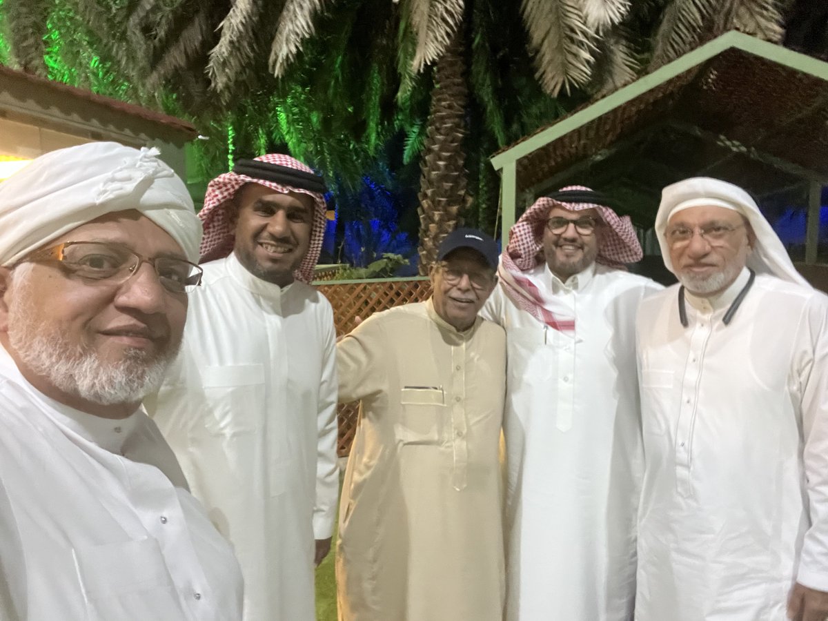 السيد سمير احمد برقة (@samir_barqah) on Twitter photo في "دار النوال" في مدينة سيدنا رسول الله صلى الله عليه وسلم
الفنان العالمي مصور الحرمين والملوك يتوسط الجميع فعن يمينه الاخ م. احمد باصطوين <a href="/a_bas2/">أحمد باصوطين</a> ثم سمير برقة . وعن يسار الفنان خالد كل من الباحث المعروف د. فؤاد المغامسي <a href="/nonet911/">د. فؤاد المغامسي</a> و م. عمرو درويش <a href="/DarwishAmrM/">Amr M Darwish 🇸🇦 عمرو محمد درويش</a> رئيس فريق أثر في "دار النوال" في مدينة سيدنا رسول الله صلى الله عليه وسلم
الفنان العالمي مصور الحرمين والملوك يتوسط الجميع فعن يمينه الاخ م. احمد باصطوين <a href="/a_bas2/">أحمد باصوطين</a> ثم سمير برقة . وعن يسار الفنان خالد كل من الباحث المعروف د. فؤاد المغامسي <a href="/nonet911/">د. فؤاد المغامسي</a> و م. عمرو درويش <a href="/DarwishAmrM/">Amr M Darwish 🇸🇦 عمرو محمد درويش</a> رئيس فريق أثر