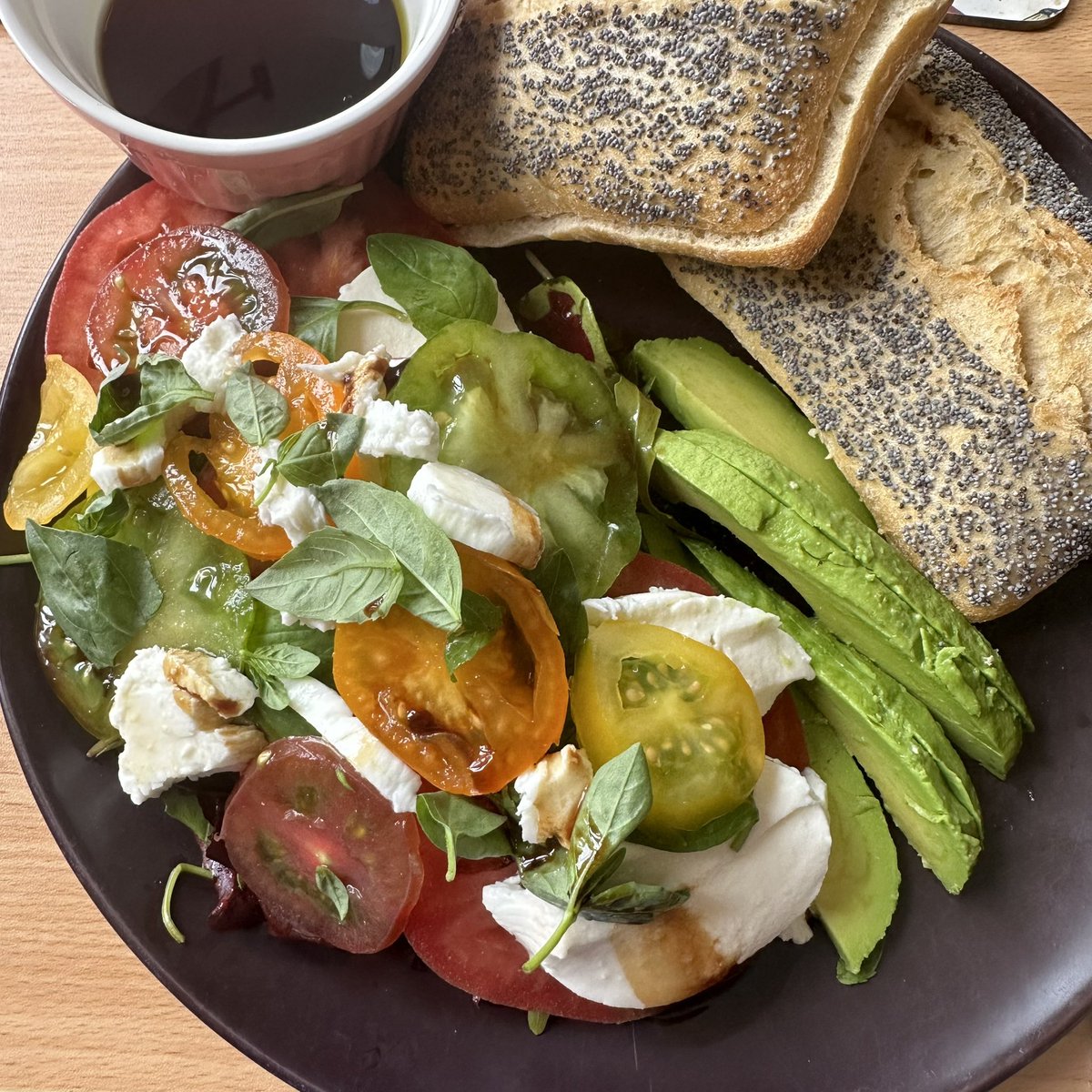 I’m in heaven! My first @iowtomatoes heritage tomatoes for the year arrived yesterday so today’s lunch is a caprese salad on a bed of dressed rocket & baby leaf salad with avocado & baked-at-home poppy seed ciabatta with EVO & balsamic to dip. #CookingTwitter #Tomatoes #Lunch