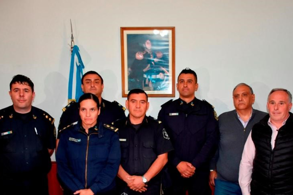 multipringles's tweet image. EL SUBCOMISARIO SEBASTIÁN ACIAR ASUMIÓ COMO NUEVO JEFE DE LA ESTACIÓN POLICIAL

En la mañana de ayer el Comisario Inspector Marcos Navarrete puso en funciones al nuevo Jefe de Estación en nuestra ciudad, el Subcomisario Sebastián Aciar 

Nota: eldiariodepringles.com.ar/policiales/202…