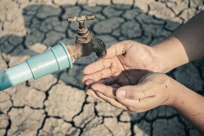 PuneCityLife's tweet image. 🚨🚱After Bengaluru, Pune Faces Water Crisis🔺
As per last week's reports, total 56 TMC of usable water is left in the 26 dams of the district. That is 28% of total storage. In 2023, this percentage was 48% and total water storage was 95 TMC.
1500 tankers supplied to different…