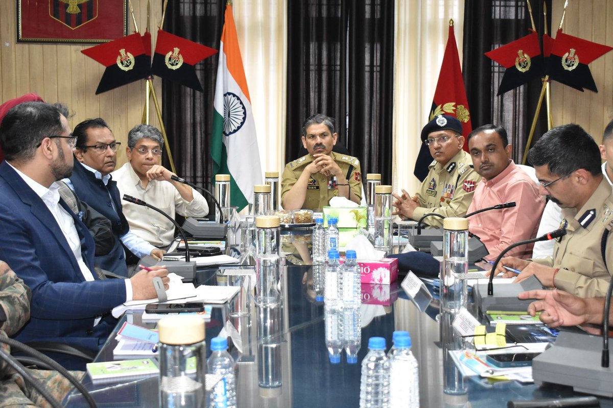 Shri R. R Swain, IPS DGP J&K chaired a joint security review meeting today in Poonch & also took stock of preparedness for forthcoming elections.@JmuKmrPolice @ZPHQJammu