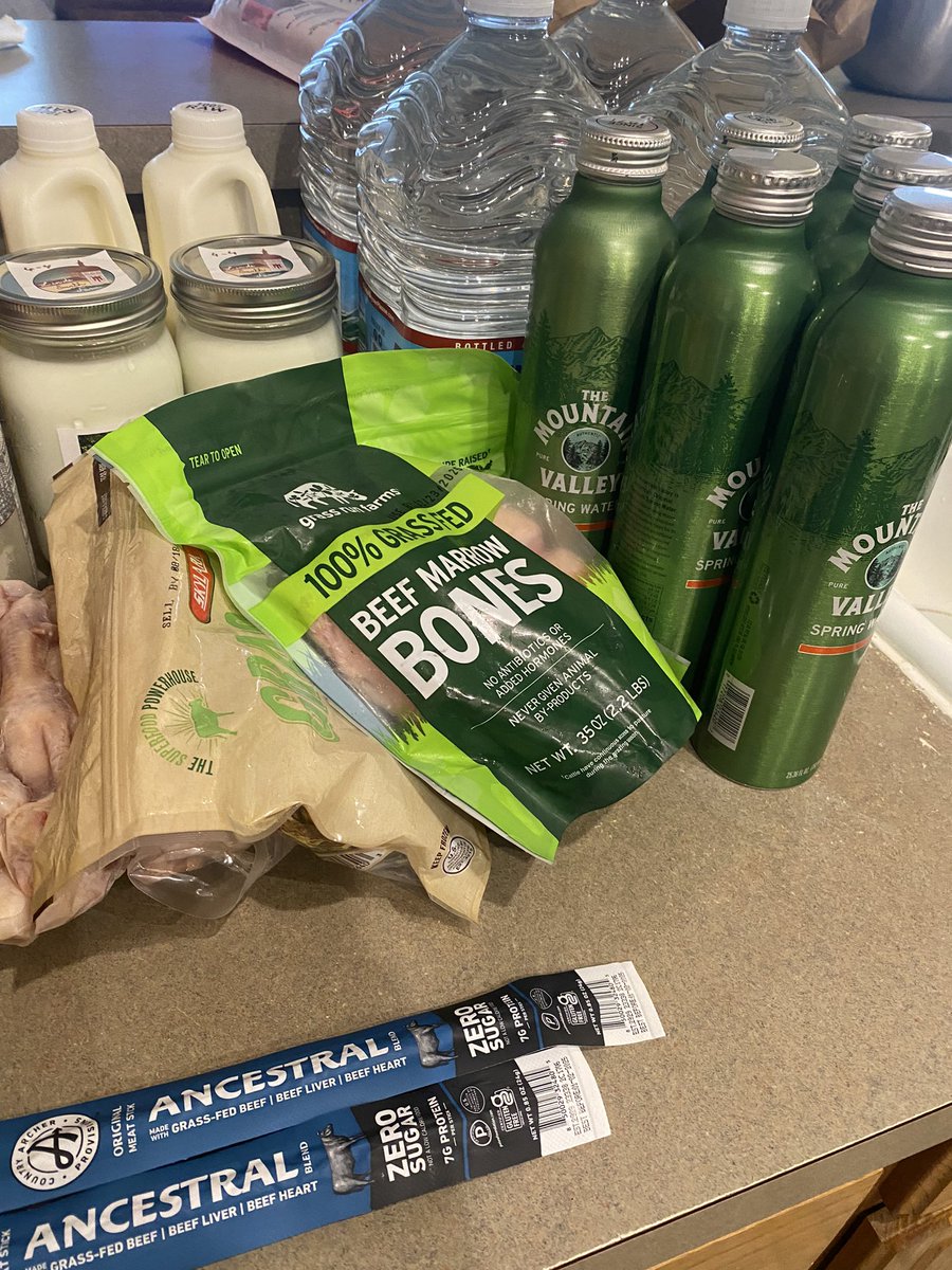 Dantheman236's tweet photo. Sprouts/local CSA:

Oranges, grapes, blueberries, bananas, cabbage (to make sauerkraut)
Orange juice, lemon juice, olive oil
Eggs, yogurt, raw kefir, raw goat milk
Chicken feet, bone marrow, liver
Dark chocolate, beef sticks
Spring water https://t.co/I89N27JtTU