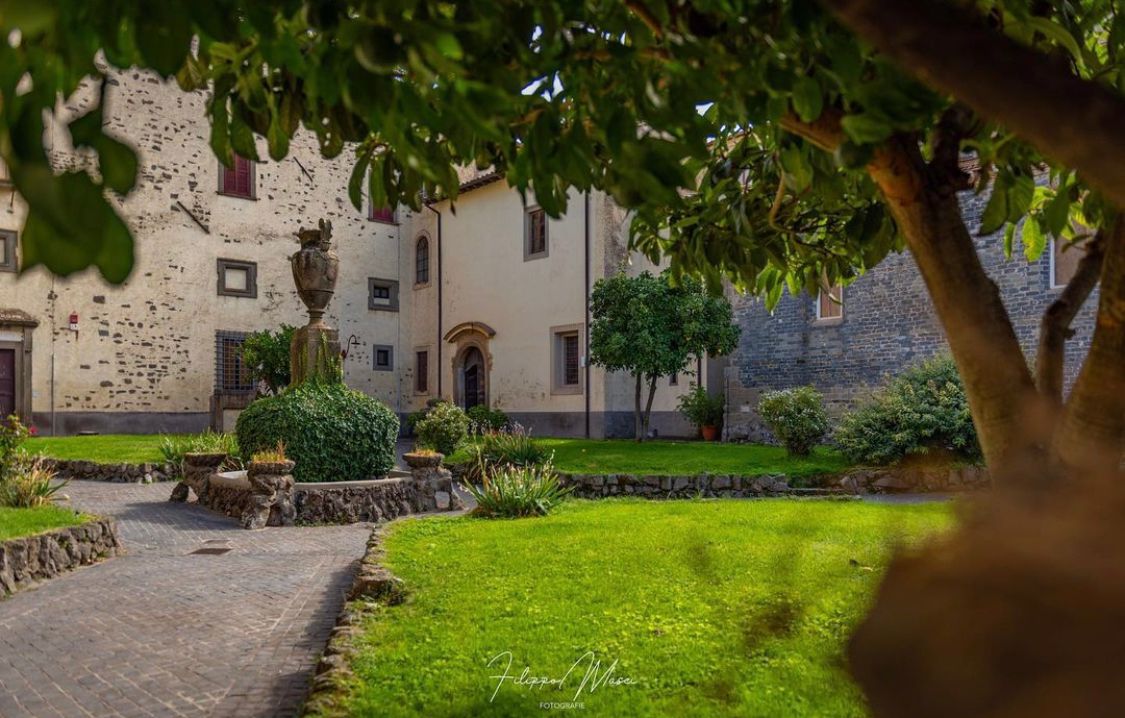 visit_lazio's tweet photo. Fondata nel 1004 da un gruppo di monaci greci guidati da S. Nilo di Rossano, l'Abbazia Greca di #SanNilo a #Grottaferrata custodisce al suo interno secoli di storia ed opere di grande valore
📷 Ig filippomasci_fotografie
#VisitLazio #LazioIsMe #LazioEternaScoperta https://t.co/jTtFGibICo