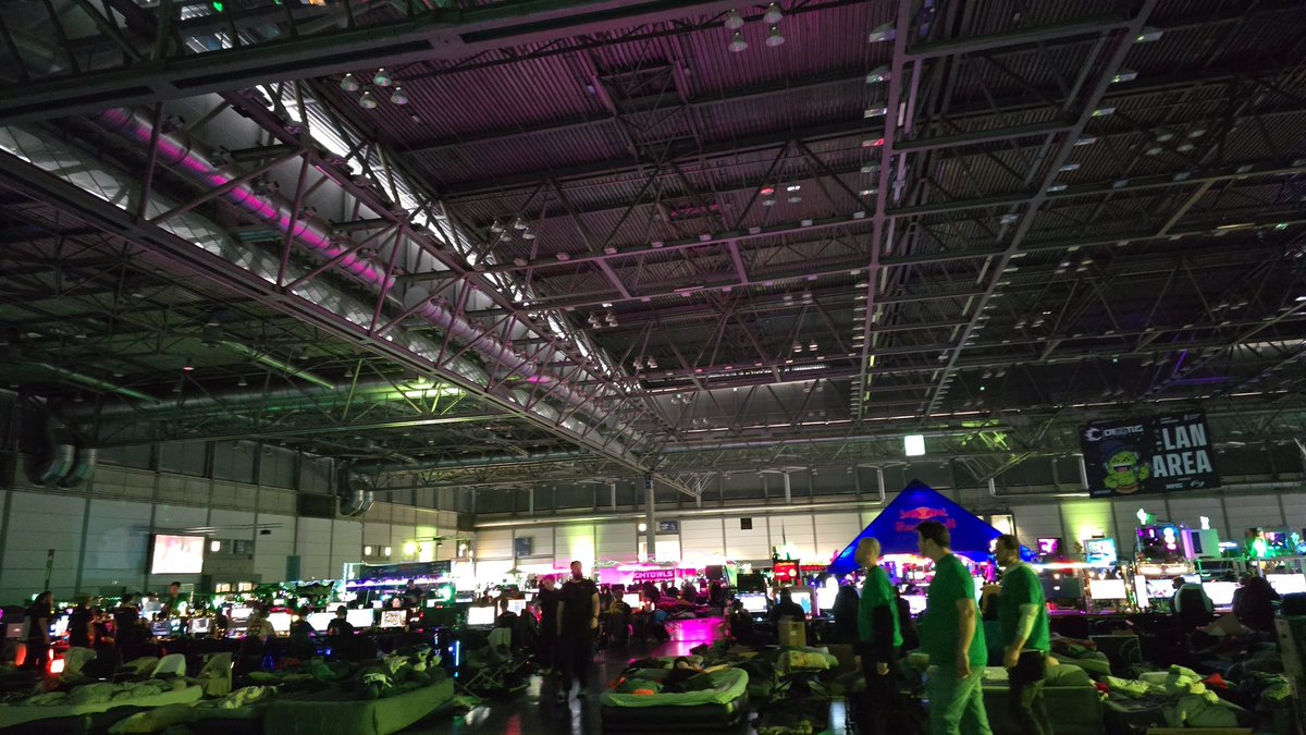 Live auf der Caggtus Leipzig 
twitch.tv/desertq_r6