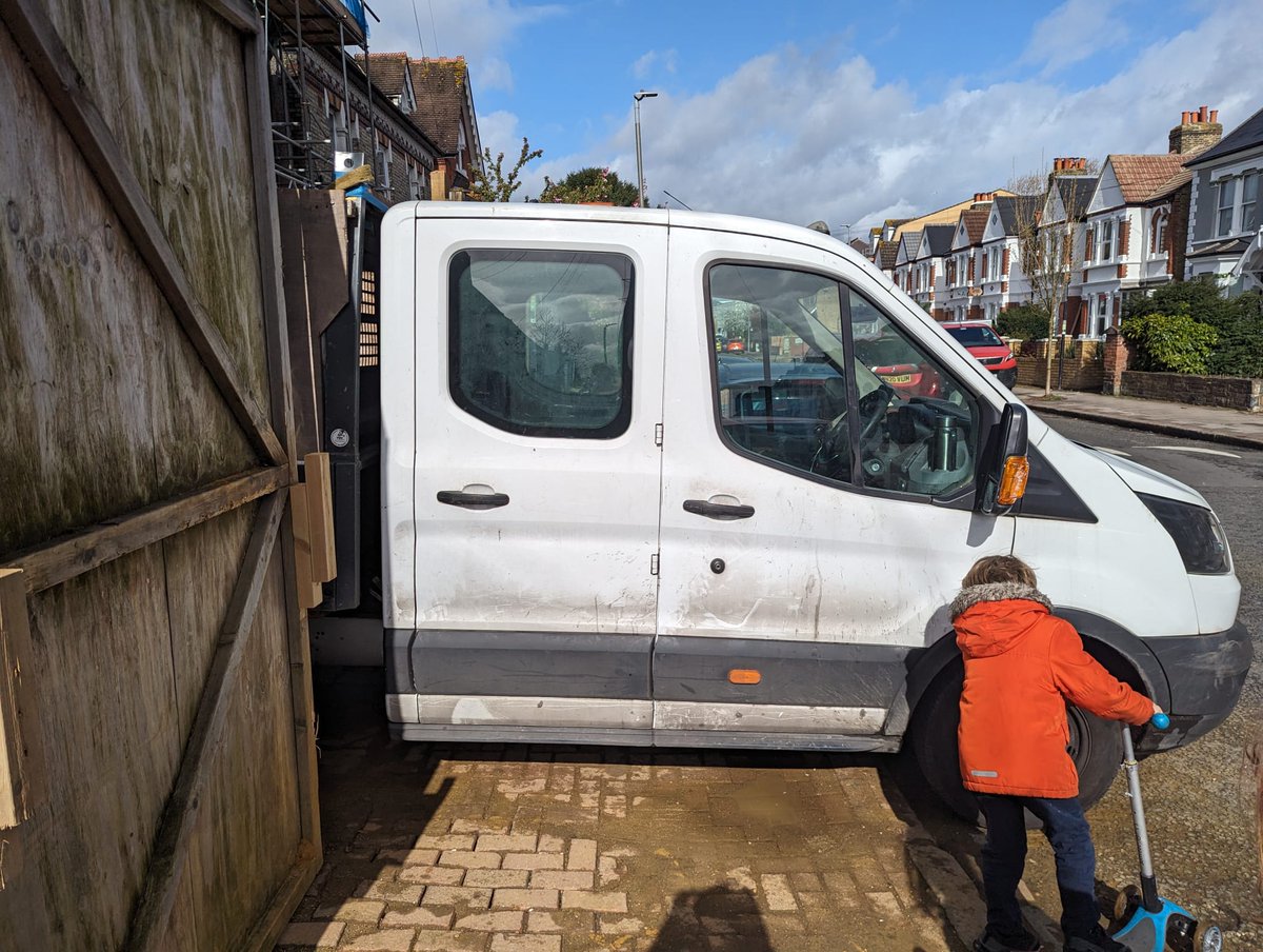 You can prebook a parking bay for building contractors and on #LongleyRoad you are even permitted to park onto a section of pavement. Doing this is not on. How can you stop this unneighbourly behaviour @wandbc? @WandsLS