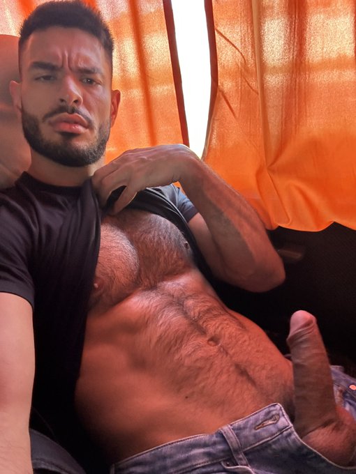 Fun on the bus 😈 Que haces si me encontras as&iacute; en el colectivo ?   Subscribe and watch all the adventures