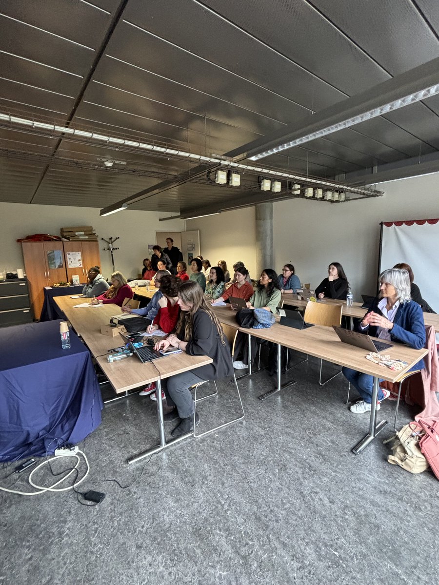 VCicchelli's tweet image. Avant-dernière séance du cycle de séminaires « Hallyu: une vague culturelle qui vient d’Asie de l’Est ». Le professeur Il-Yul LEE, directeur du Centre culturel coréen » de Paris nous fait l’honneur d’intervenir sur l’histoire de la K-pop. 
u-paris.zoom.us/j/82392956787?…