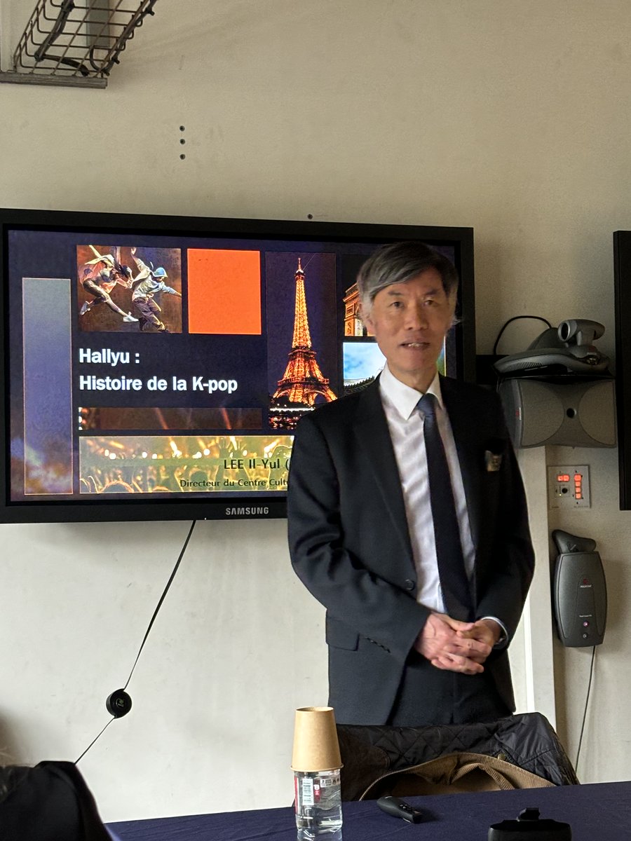 VCicchelli's tweet image. Avant-dernière séance du cycle de séminaires « Hallyu: une vague culturelle qui vient d’Asie de l’Est ». Le professeur Il-Yul LEE, directeur du Centre culturel coréen » de Paris nous fait l’honneur d’intervenir sur l’histoire de la K-pop. 
u-paris.zoom.us/j/82392956787?…