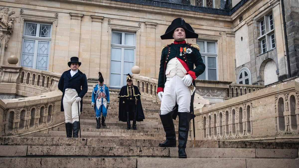 TIC TAC ⏳🐝 | Le week-end des #reconstitutions napoléoniennes approche à grands pas ! Réservez votre place et plongez au printemps 1814 pour revivre les derniers instants de l’Empire, reprenant vie grâce à plus de 250 reconstitueurs et comédiens.   © Barry’s Photography