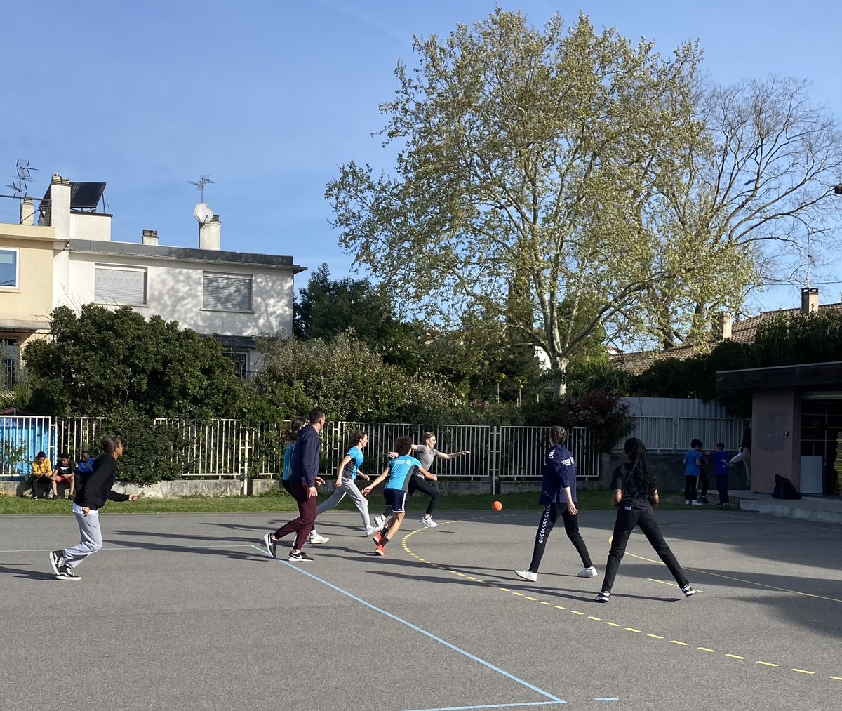 hubertine4's tweet photo. #SOP2024 
👉🏼 Défi #handball : plus de 80 participants sont venus défier nos élèves du Pôle 🤾🏽‍♀️🤾🏼‍♂️@OccitanieHand @ffhandball . Moment d'échange et de transmission . @Clg_HAuclert @G24Toulouse @Paris2024 @DSDEN31 @EpsToulouse @actoulouse https://t.co/lKx9GhL5QM