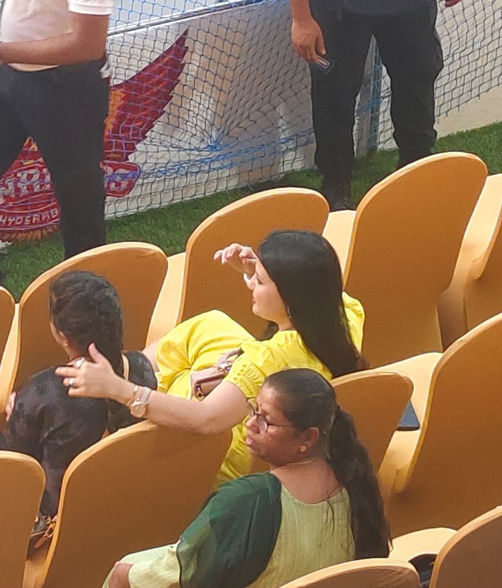 Sakshi and Ziva are here to cheer for Dhoni.