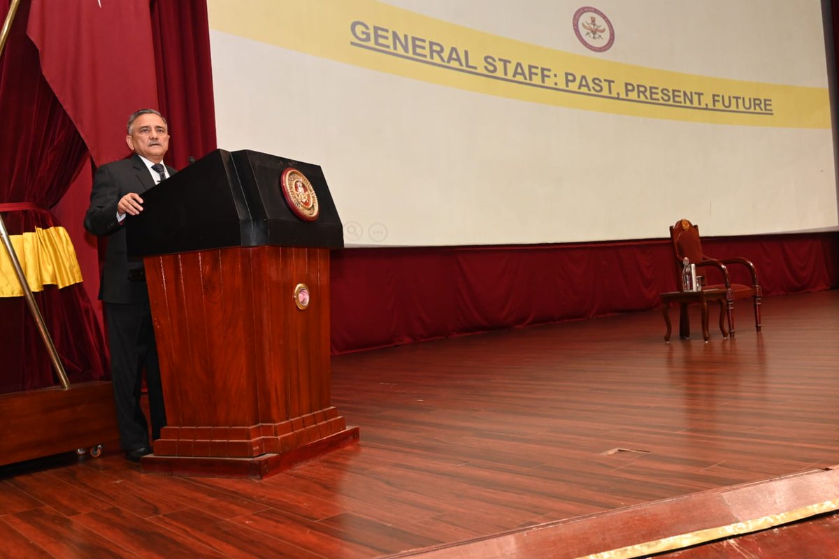 SpokespersonMoD's tweet photo. #CDS Gen Anil Chauhan emphasizes adaptability in warfare &amp; inter-services synergy during his address to future leaders of the #ArmedForces at DSSC, Wellington. 
#MilitaryLeadership 
#DefenceStrategies

More: https://t.co/GAnz9kv2qE

@rajnathsingh 
@giridhararamane 
@HQ_IDS_India https://t.co/nT8RB3N2Ez