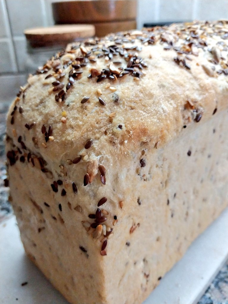 Pan  de Molde con Semillas., esta receta es ideal para las tostadas del desayuno con una rica mermelada casera.

Voy a indicar los ingredientes en tazas y así vas a poder usar la que tengas y de eso va a depender el tamaño del molde que uses  y el tamaño pan que te salga.