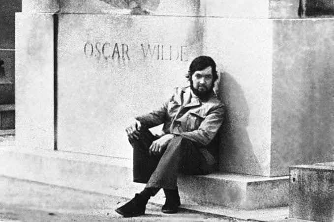 "Cuando ya no te quieran, lo sabrás, aunque no te lo digan. Lo sentirás desde lo más profundo del alma, porque la indiferencia jamás pasa desapercibida".
Julio Cortázar