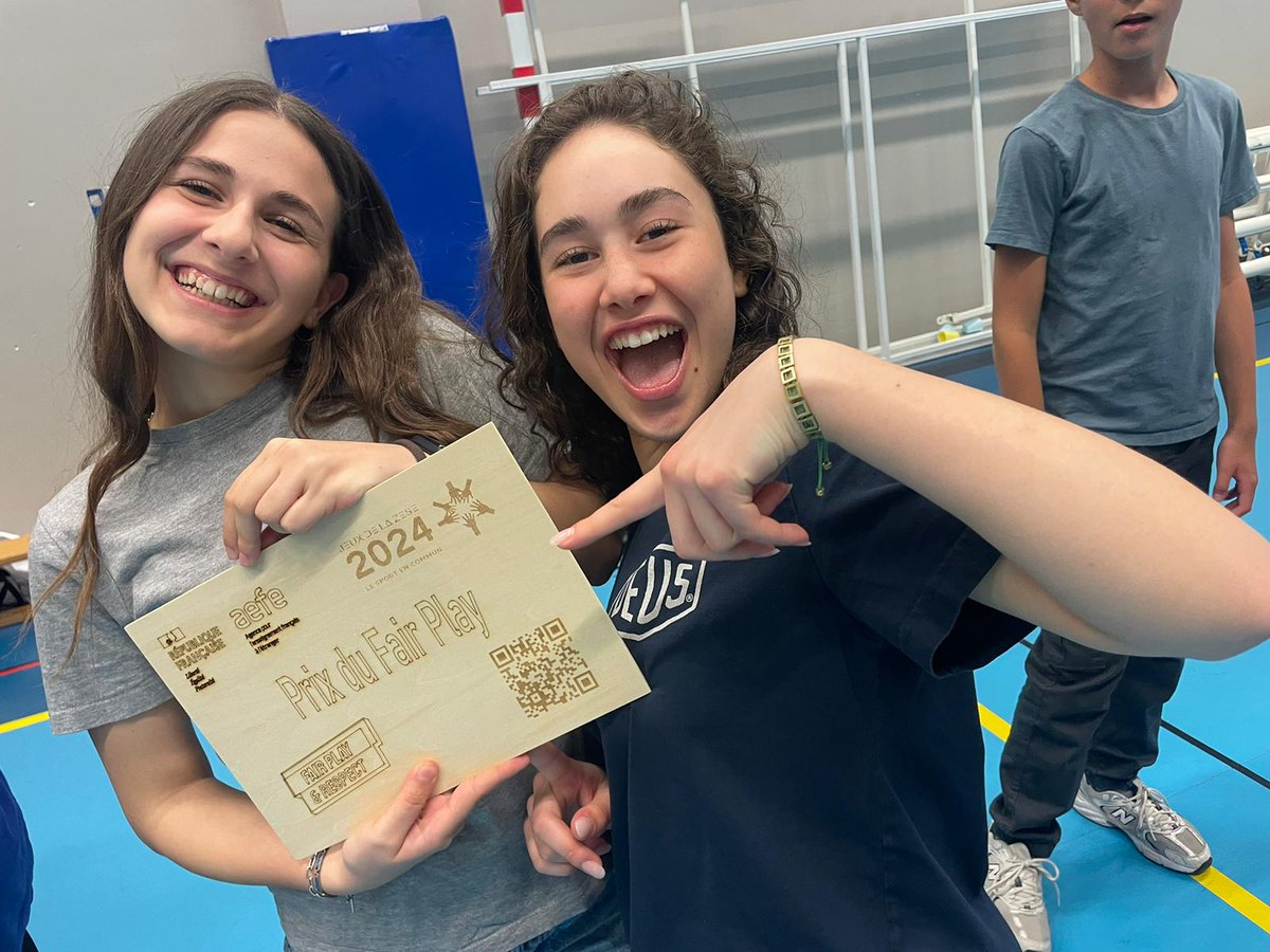 LotiLycee's tweet photo. Nos élèves étaient à Bucarest pour la 2ème édition des Jeux de ZESE. Ils sont revenus avec le Prix du Fairplay ! Notre établissement a également été remarqué pour les trophées éco-responsables créés dans une perspective de développement durable.
Un grand bravo à tous !
@aefeinfo https://t.co/KAvQNtpYGA