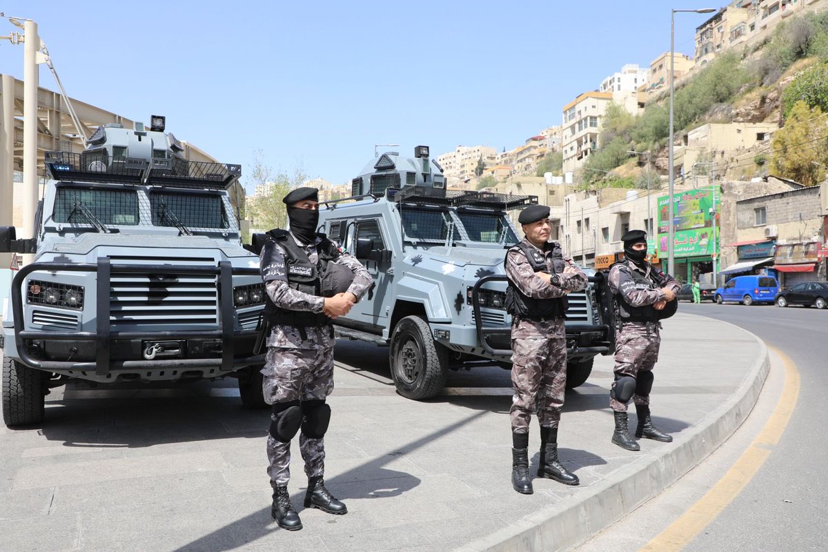 Police_Jo's tweet photo. في الجمعة الأخيرة من رمضان...

هل مشيت في الأسواق اليوم؟ أو البارحة؟ أم ستفعل غدا؟

هل شاهدتهم؟ أم اعتدت وجودهم كجزء من المكان والطبيعة والتاريخ؟

في الحر، أو البرد... صياما او إفطارا.. في أول جمعة من رمضان أو في آخرها هم معك وحولك..

#جمعة_مباركة #رمضان_كريم #الأمن_العام #الأردن https://t.co/WRE6hum6sF