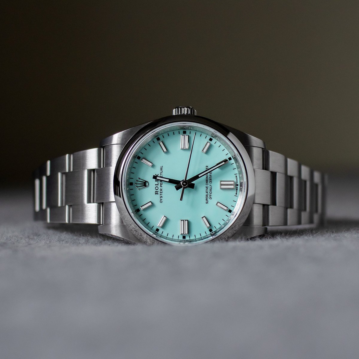 NAOTO_WATCH's tweet photo. 見せて下さい！としつこくせがんだ上、レザートレイがあるにも関わらず大理石にガシャンと置くやばい奴もいる。
終いには「この件を公表したら名誉毀損で訴える」と。

そんな奴がインスタではフォロワーを6万人も抱えた時計アカウントを運営中。

なので僕はもう私物時計を他人に預けることはやめた。 https://t.co/17YY66Axf9