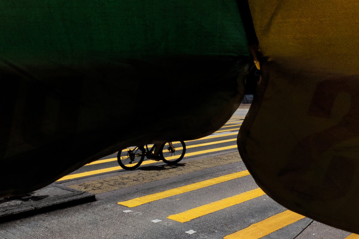 Deliriously beautiful color photos of daily life in Hong Kong @mikkotakkunen wapo.st/3TKzOdx