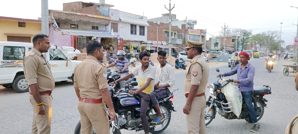 santkabirnagpol's tweet photo. पुलिस अधीक्षक @santkabirnagpol के निर्देशन में आमजन में सुरक्षा तथा विश्वास की भावना उत्पन्न करने के दृष्टिगत @kbn_ps_Bakhira में सार्वजनिक स्थानों पर #Footpatrolling कर सुरक्षा के प्रति आश्वस्त किया गया तथा संदिग्ध वस्तुओं एवं व्यक्तियों की चेकिंग की गयी। https://t.co/Q8jPPLMuEZ