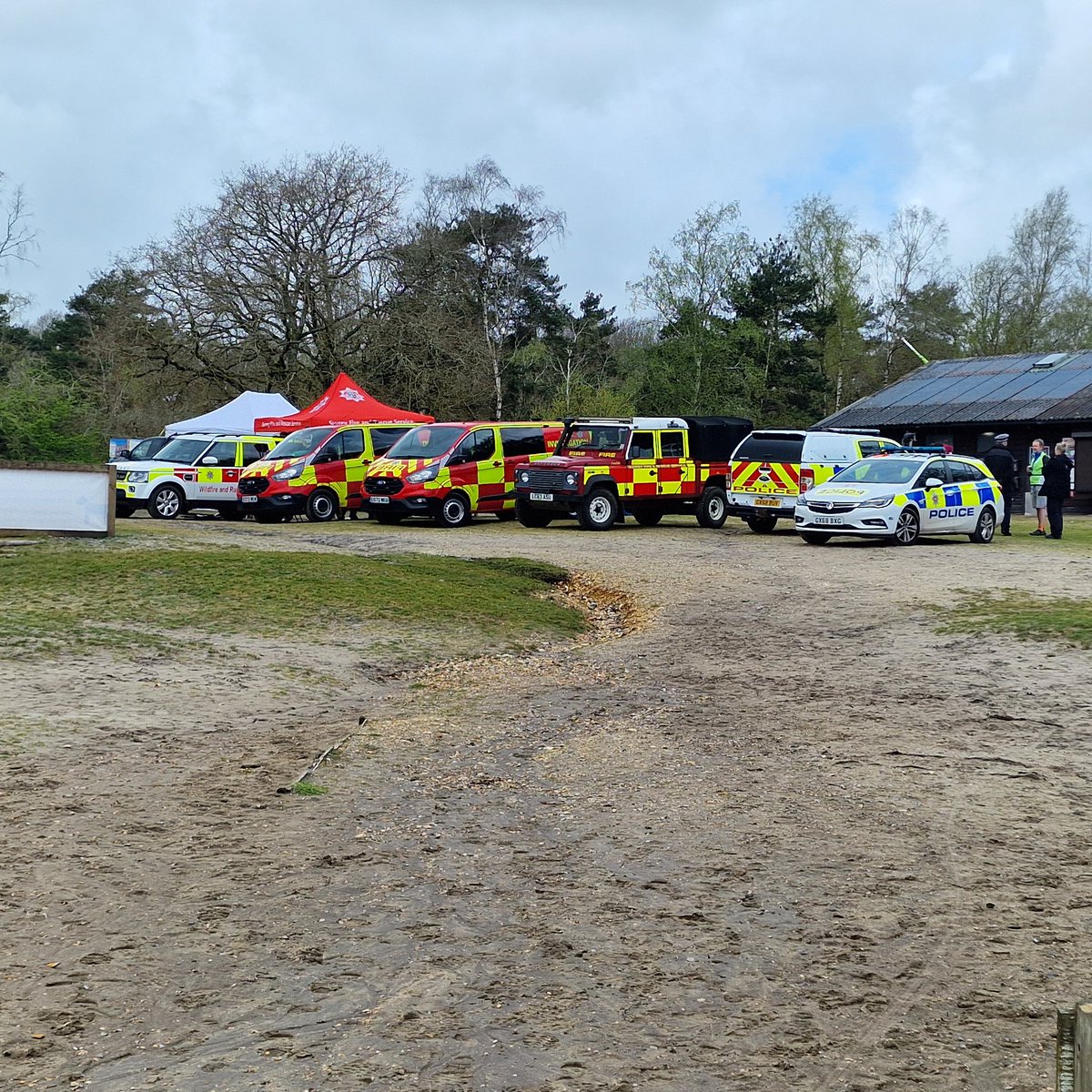 Great to meet, @SurreyFRS @SurreyPolice this morning at Frensham Pond. Very friendly team and put my daughter at ease that all service personal are friendly and aproachable.