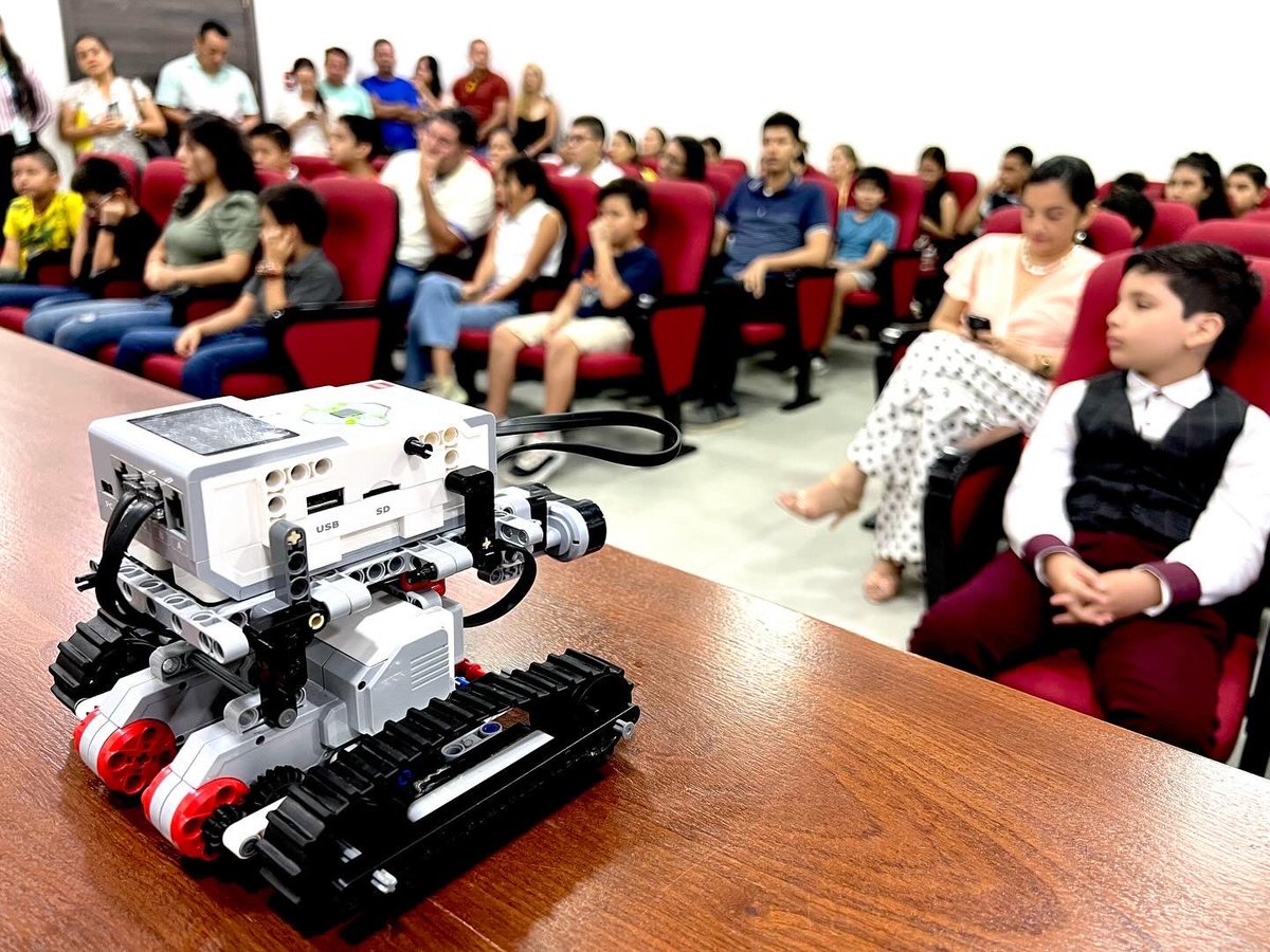 50 estudiantes (8-14 años) culminan exitosamente el curso vacacional de robótica en #CETI, creando robots con #LEGO #Mindstorm. Esta iniciativa busca posicionar a #Portoviejo como referente en STEAM, ofreciendo formación continua en tecnología e innovación. #RobóticaPortoviejo