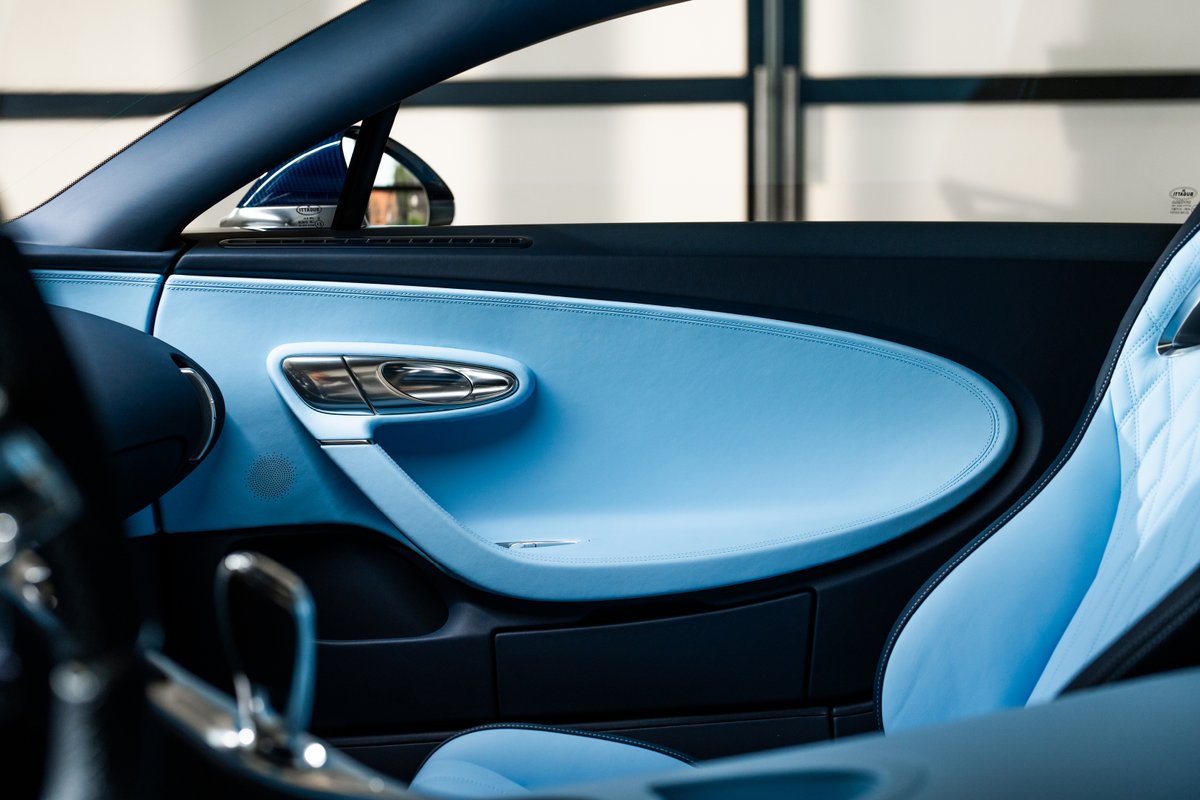 Perfectly blending elegance and sportiness, the inner color combination of this CHIRON Super Sport – accentuated by fine aluminium accents – stands as a testament to BUGATTI’s meticulous attention to detail. A creation that exudes sophistication and performance. #BUGATTI…