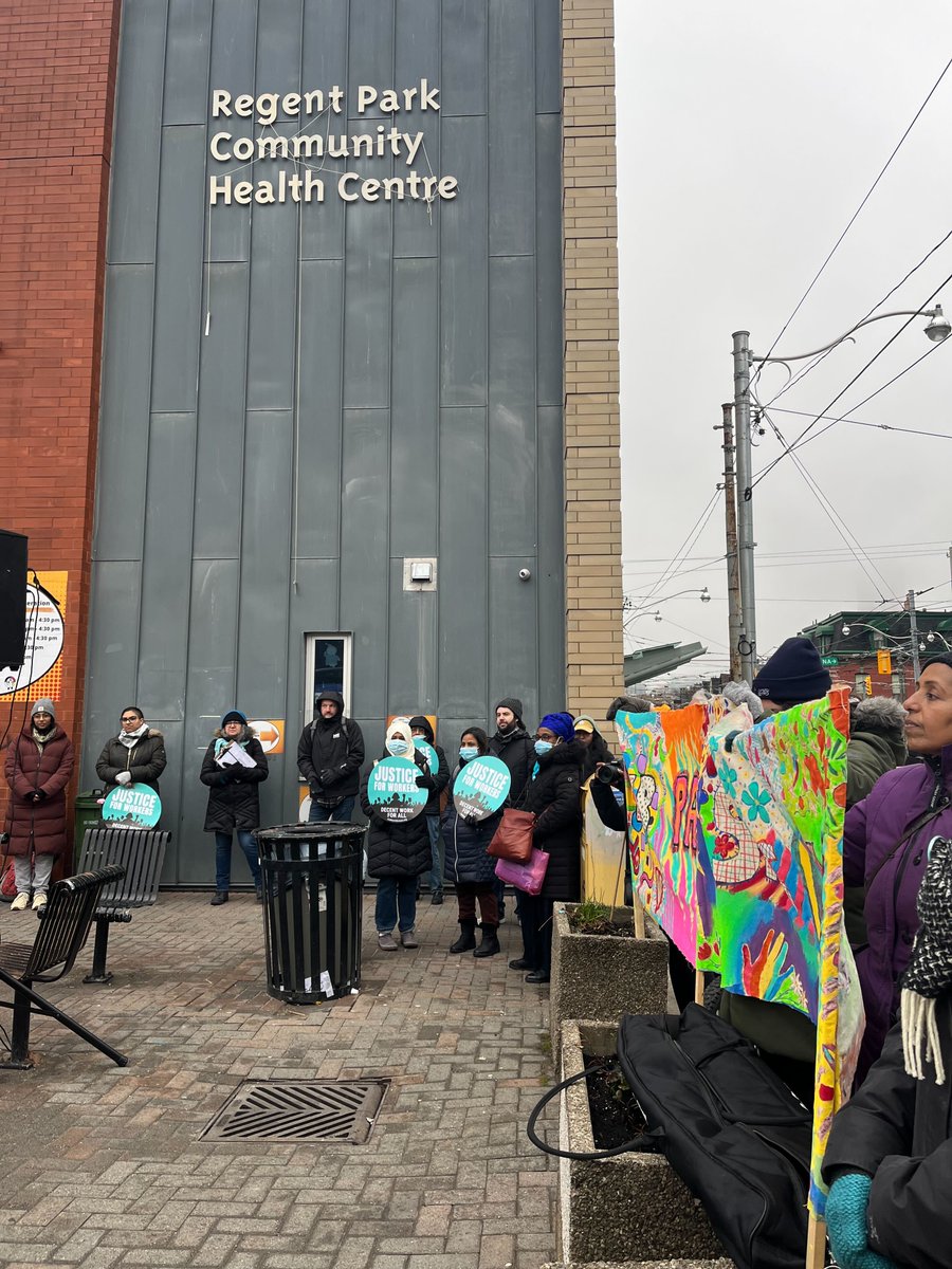 ✊🏿 When we fight together, we win together! 🎉 Congratulations to Regent Park Community Health Centre workers @OPSEU L5115! 💪🏿 After being forced out on strike for a fair contract, they held strong for 2 weeks - and WON! 💙 Beautiful banner by AGO workers! #Justice4Workers