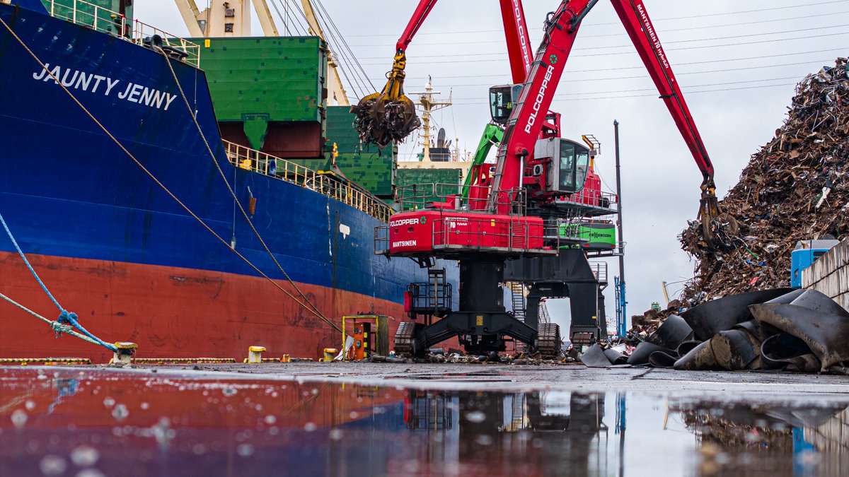 W @PortGdanskZMPG chrzest bojowy przeszedł nowo zakupiony przez #Polcopper dźwig Mantsinen 160. To największa maszyna hydrauliczno-przeładunkowa jaka znajduje się obecnie w Polsce. Została wykonana w Finlandii na zamówienie spółki. Właśnie ładuje złom na statek Jaunty Jenny.