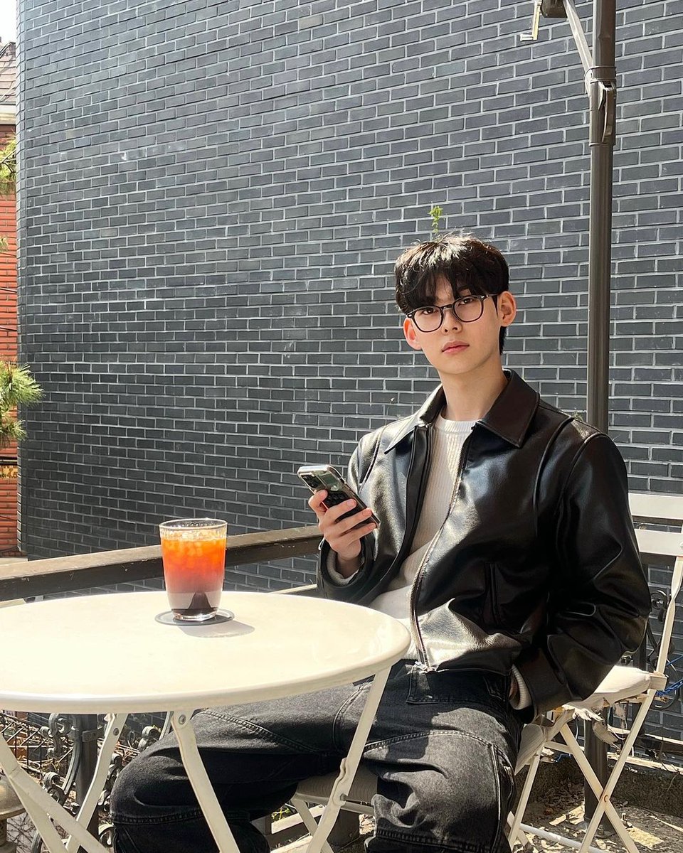 pearlinlovely's tweet photo. 240405 #임준서 인스타

식목일이라 머리에 나무를 심어봤어요🌱 https://t.co/VxH4Vxhwnt