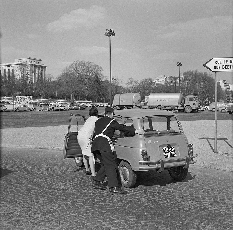 Place de Varsovie, near the Palais de Chaillot in Paris, French policeman helping a female driver of a broken down Renault 4 Super (1965). Photography: Willem van de Poll. 
#FlashbackFriday  #FrenchCarFriday #Histoire #Renault4