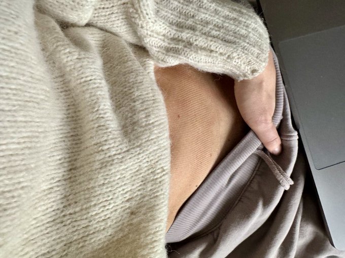 Fingrar fittan i ett teams-m&ouml;te https://t.co/Ahedh5VJDD