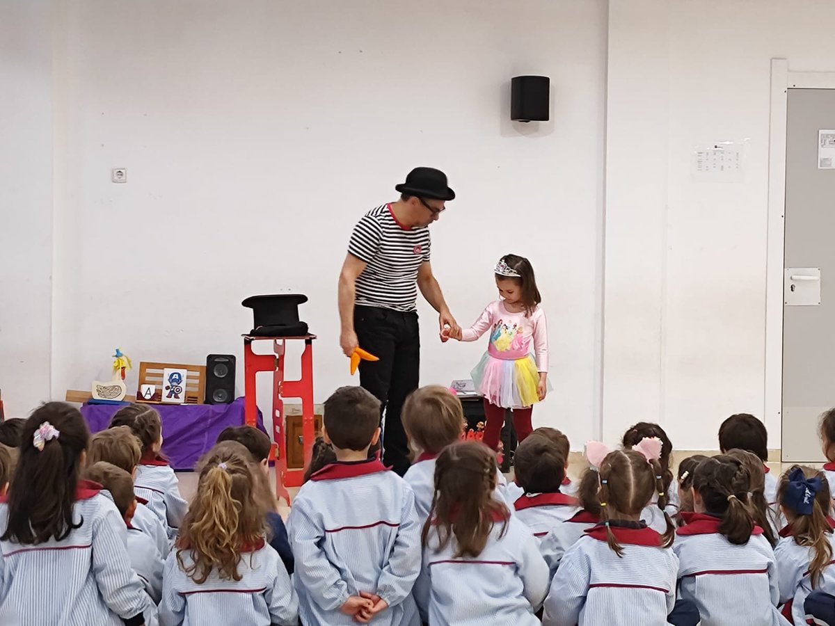 CValdefuentes's tweet photo. ¡Hoy en 2° de Infantil hemos tenido visita sorpresa! Hemos podido disfrutar y divertirnos viendo al Mago Afonso. 💫💫🧙🏼🎩💫💫
#Educare #Educar #FormamosPersonas https://t.co/6lWI4ERPMR