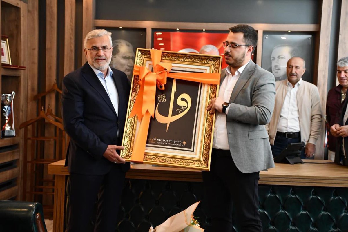 KuluAkParti's tweet photo. Yapmış olduğu hizmetlerden dolayı önceki dönem belediye başkanımız Murat Ünver’e teşekkür ederiz.

Mazbatasını alan ve göreve başlayan Abdurrahim Sertdemir’e yeni görevinde başarılar dileriz.

İLÇEMİZE HAYIRLI OLSUN. https://t.co/Mhd0SOazI7