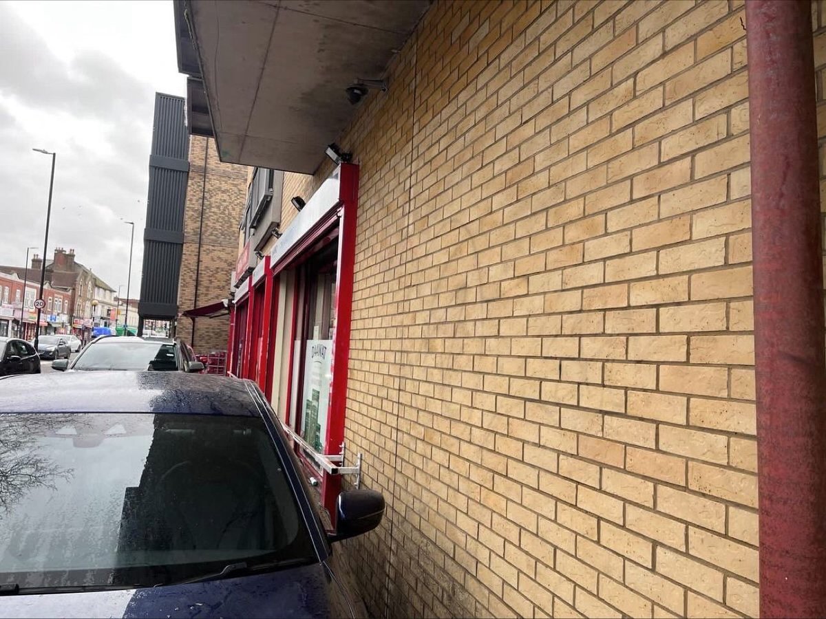 👉 Not only an extremely porous brick but a car had been abandoned inches from the wall, on a red route 🚫blocking the Simple Clean team access. In the circumstances even though it took three or four times longer, they delivered amazing results ✅

📲 020 8916 2237 #simpleclean