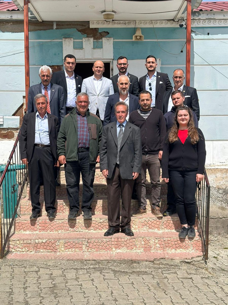 Müdürlüğümüze bağlı Elmadere İlkokulu, Sağtepe Bahçe Mezrası İlkokulu ve Aydınlı İlkokulu’na giyim ve kırtasiye yardımlarında bulunup bayram harçlıklarını veren Çüngüş Merkez Çaybaşı Köyü Derneği Başkanı Hasan Yıldızhan ve yönetim kuruluna teşekkür ederiz. 🍬