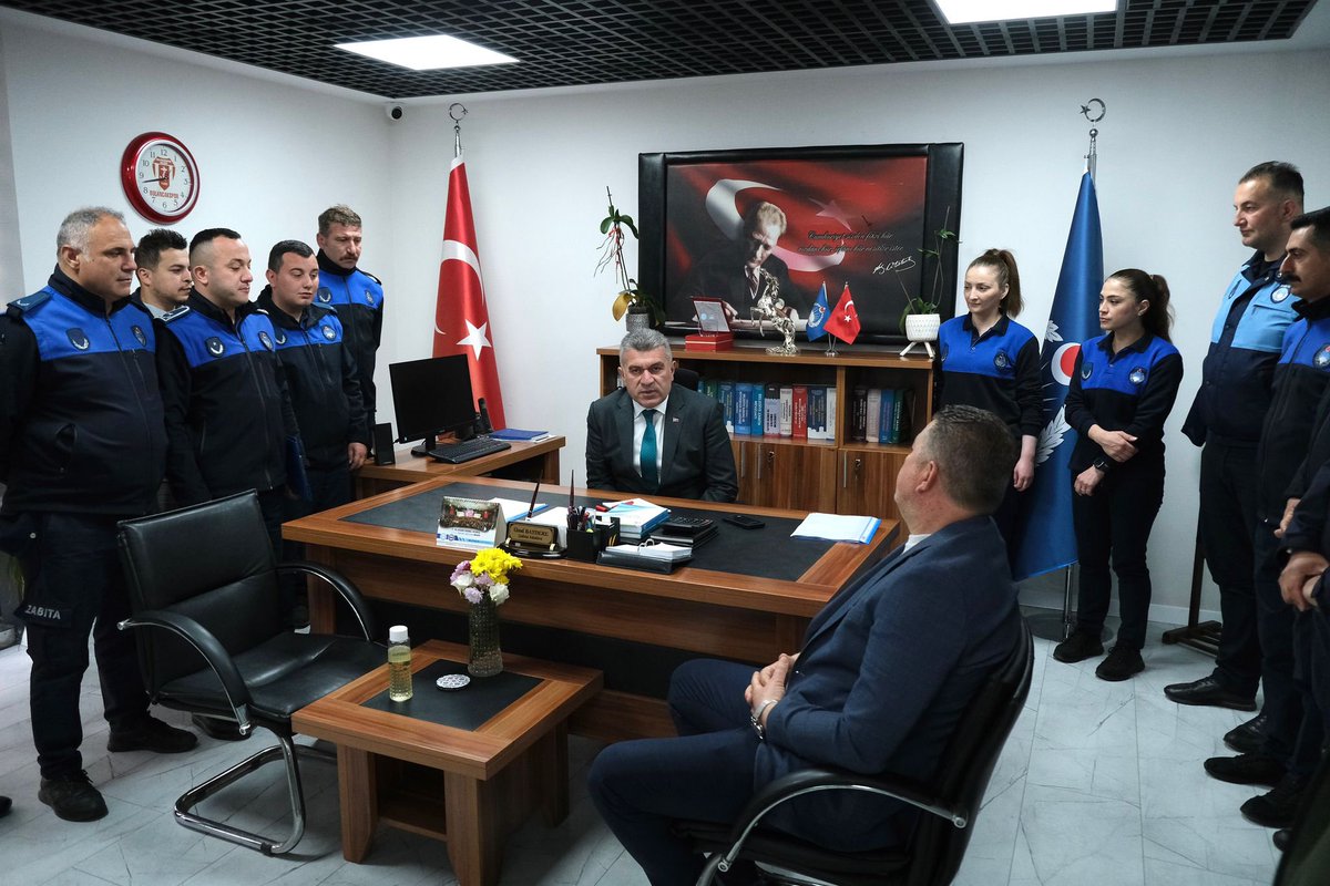 Belediye Başkanımız Necmi Sıbıç, birim ziyaretleri kapsamında Zabıta Müdürlüğü personelimiz ile bir araya geldi. 📍Zabıta Müdürlüğü