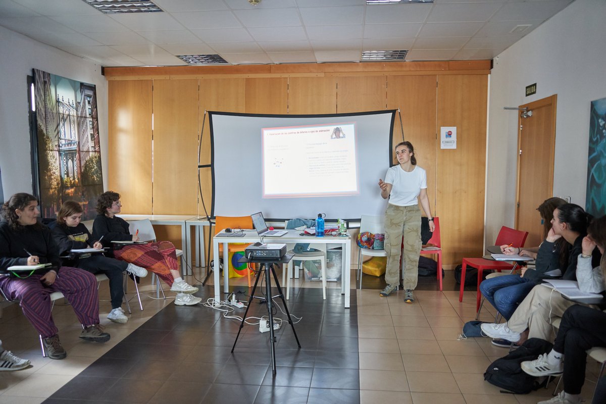 Acampalia's tweet photo. En el curso de monitor de tiempo libre que impartimos la semana pasada hicimos muchísima piña de grupo. Todavía estás a tiempo para apuntarte al curso de monitores que realizaremos en el puente de mayo. ¡No te lo pierdas! https://t.co/lD3UinDajU https://t.co/QVk1iio7yc