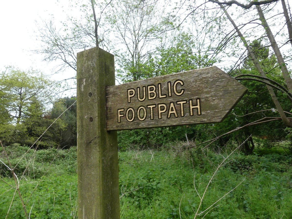 #FingerpostFriday Public footpath leading to a woodland which will soon be full of wild garlic and bluebells :)