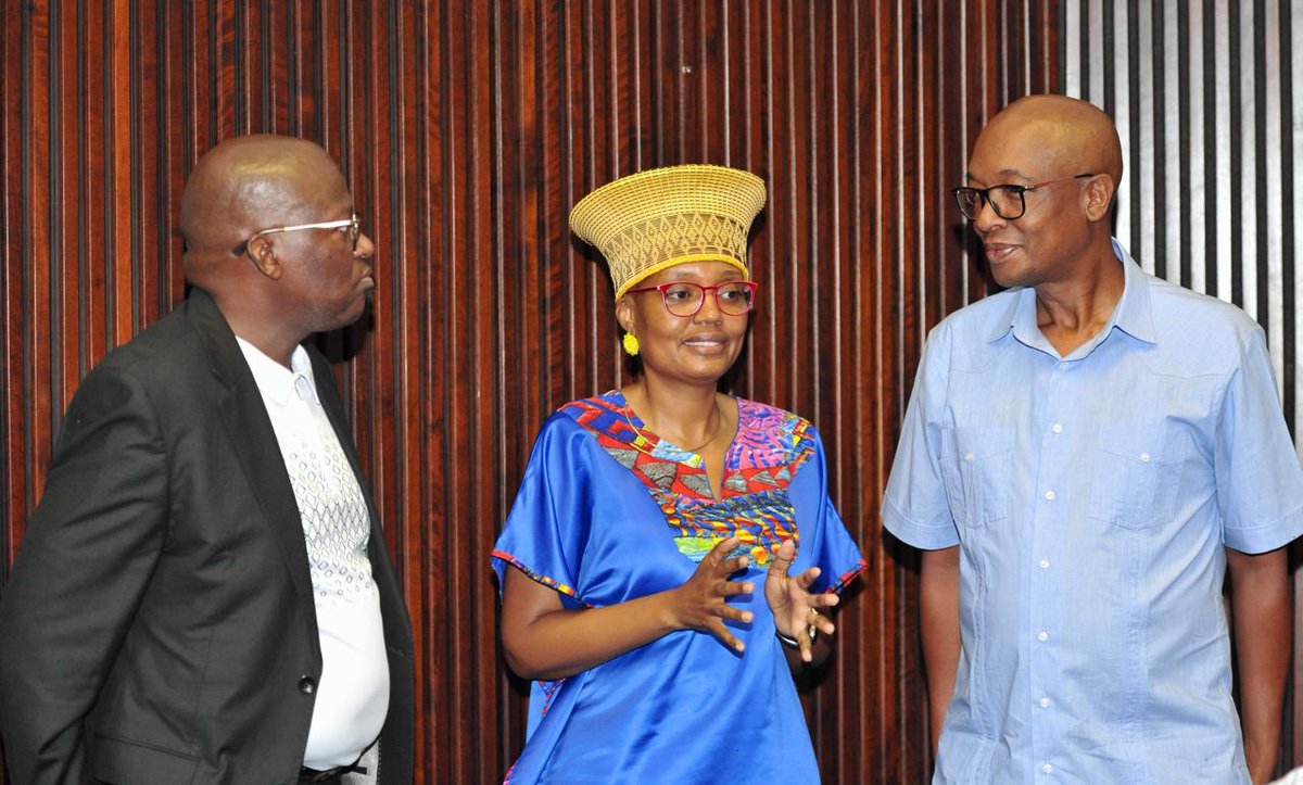 TauParks's tweet image. 📍87 Hamilton, Arcadia l 05 April 2024 l
Today, we convened an internal Service Delivery Interventions meeting. The meeting was attended by officials from DCoG, MISA, and the RMO led by DG Tshangana and CEO Kgomo.

#LocalGovatWork