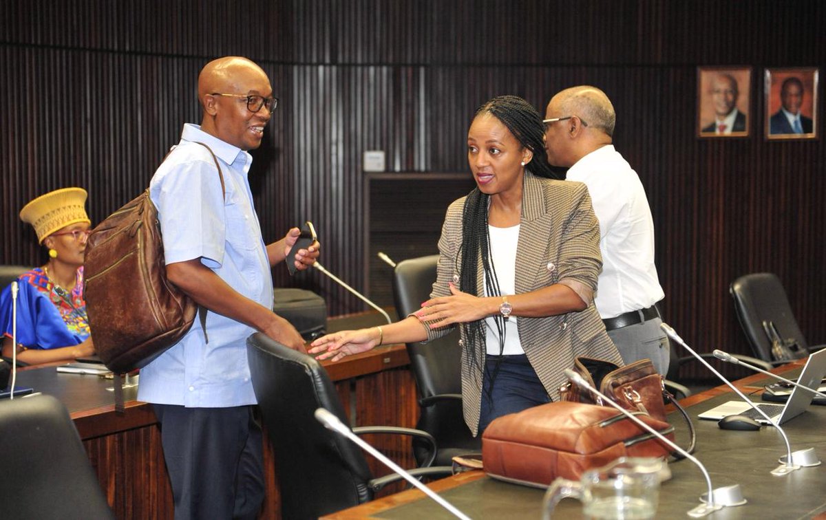 TauParks's tweet image. 📍87 Hamilton, Arcadia l 05 April 2024 l
Today, we convened an internal Service Delivery Interventions meeting. The meeting was attended by officials from DCoG, MISA, and the RMO led by DG Tshangana and CEO Kgomo.

#LocalGovatWork