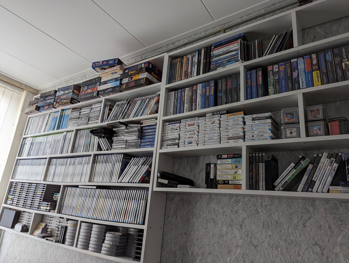 @PLAION_BNL 1 wand van mijn gameroom. Snes en n64 games zijn dubbele lagen