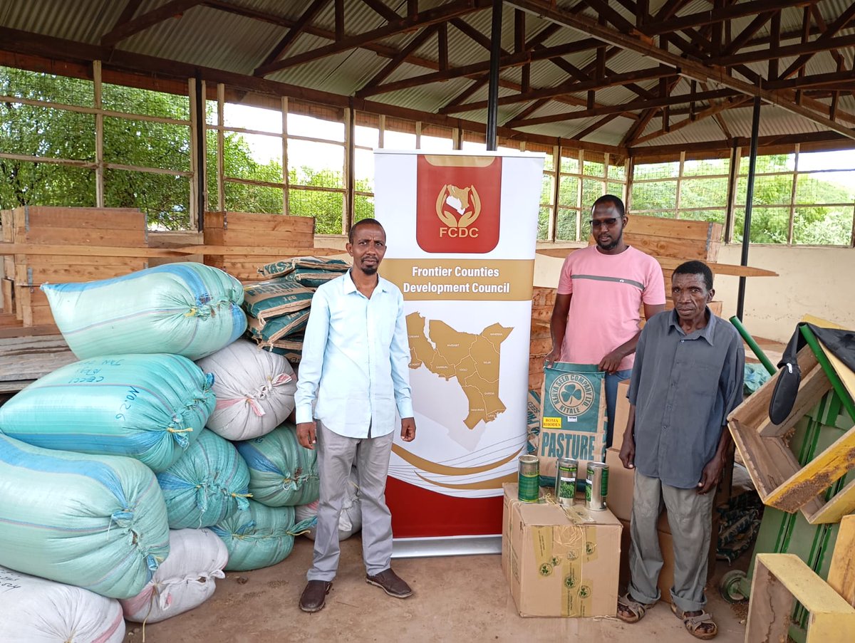 LSS Team distributing assorted grass seeds to smallholder farmers at Madina Irrigation scheme in Garissa County @SwissDevCoop @SwissEmbassyKE @GarissaGov