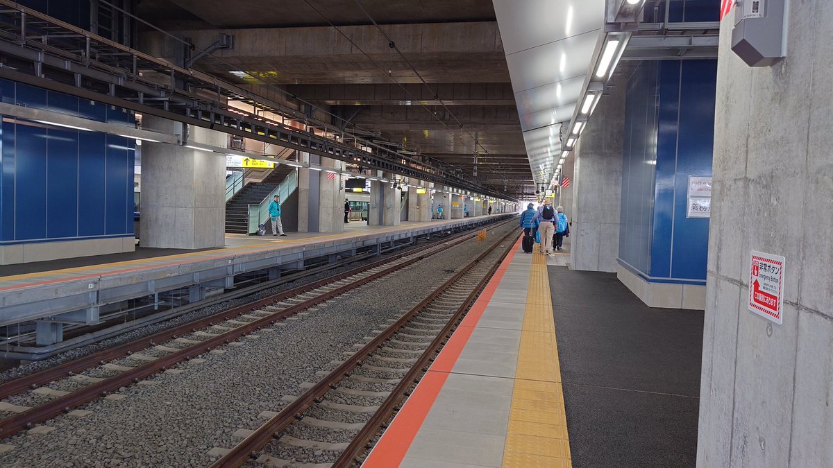 敦賀駅、地上駅なのに地下駅の趣があった。