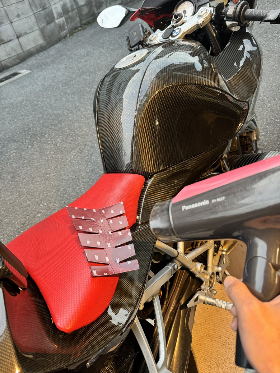 zancre_GS's tweet photo. #R1200S
乗る前にやる事やって乗れよ‼️
#Ztechnik
カーボン
タンクパッド
#KatsuradaMotors Accessories
#桂田ミノルの海外裏パーツ事情
☝️☝️
BMWモトラッド乗っている
ビーマーの人でも知っているのは
10%にも満たないだろう。
#BMWモトラッド https://t.co/AzknHOsXCf