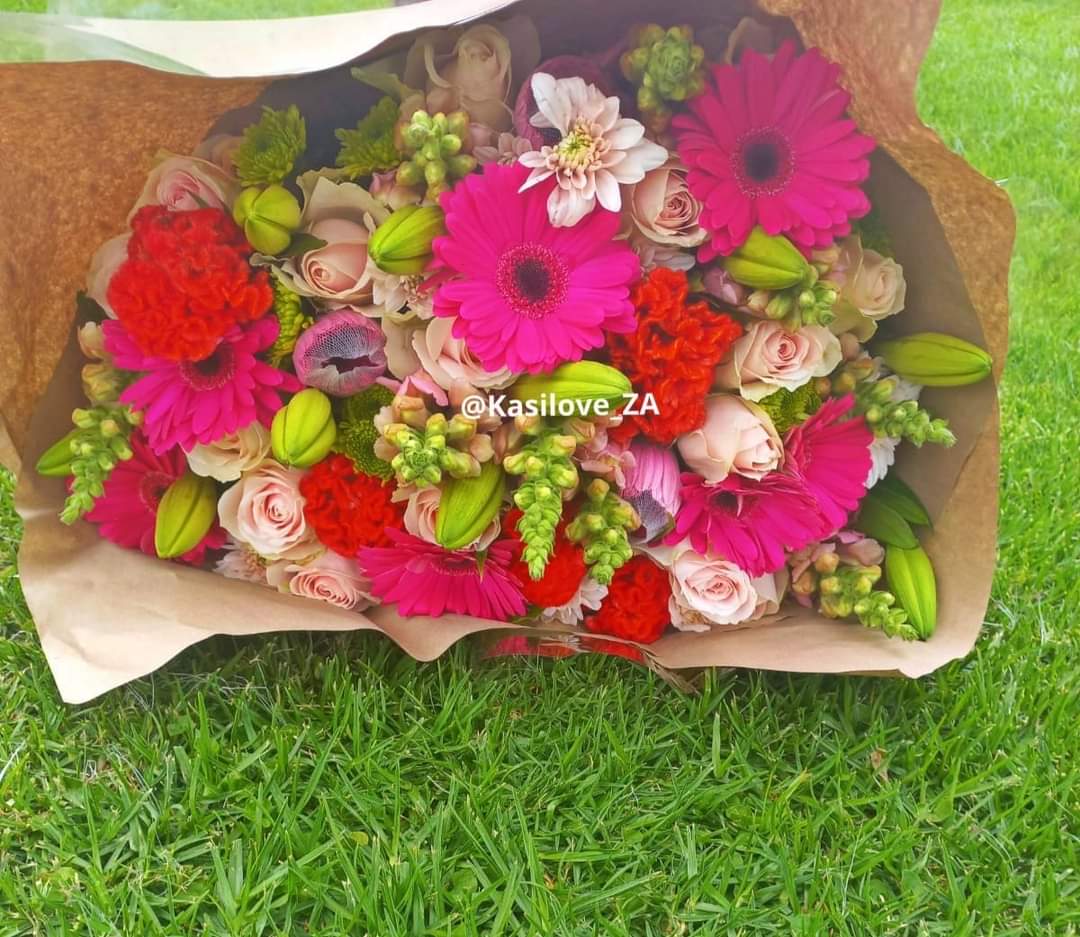 Kasi Love also does weekly/biweekly flower delivery to your door step. Depending on the arrangement we can also change your vase everytime we deliver. Get your favourite flowers delivered to your home or office. Here is the link to our catalogue wa.me/c/27784744747