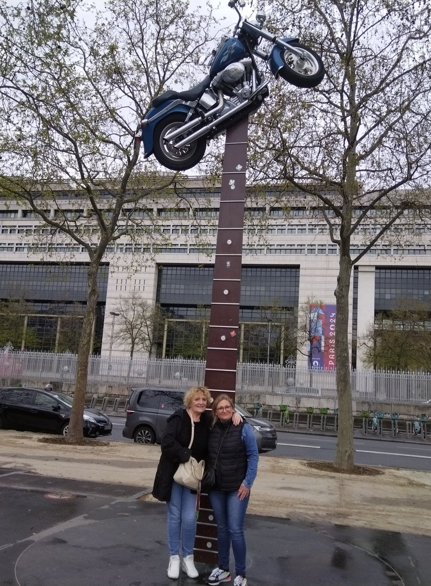 #Paris ♥️♥️♥️♥️♥️ #JohnnymotoStatue Avec mon amie @valgoodluck trop contentes de se revoir ! 🤗🫶✌️ #TeamHallyday #EternelJohnny #JohnnyDansNosCoeursAJamais #JohnnyCommeTuNousManques #UneIconeNeMeurtJamais