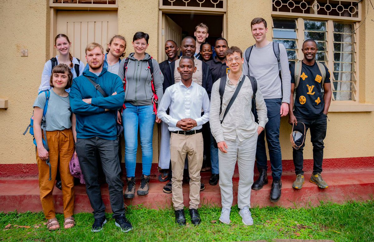 Unsere 8. Runde des Deutsch-Ugandischen Austauschs startet! Die deutschen Teilnehmenden wurden von Denis Kabiito, CEO von @unyfa1, in #Uganda in Empfang genommen. Anschließend beginnt das mehrtätige Startseminar in Masaka, wo alle Teilnehmenden zusammentreffen. #IYFEP