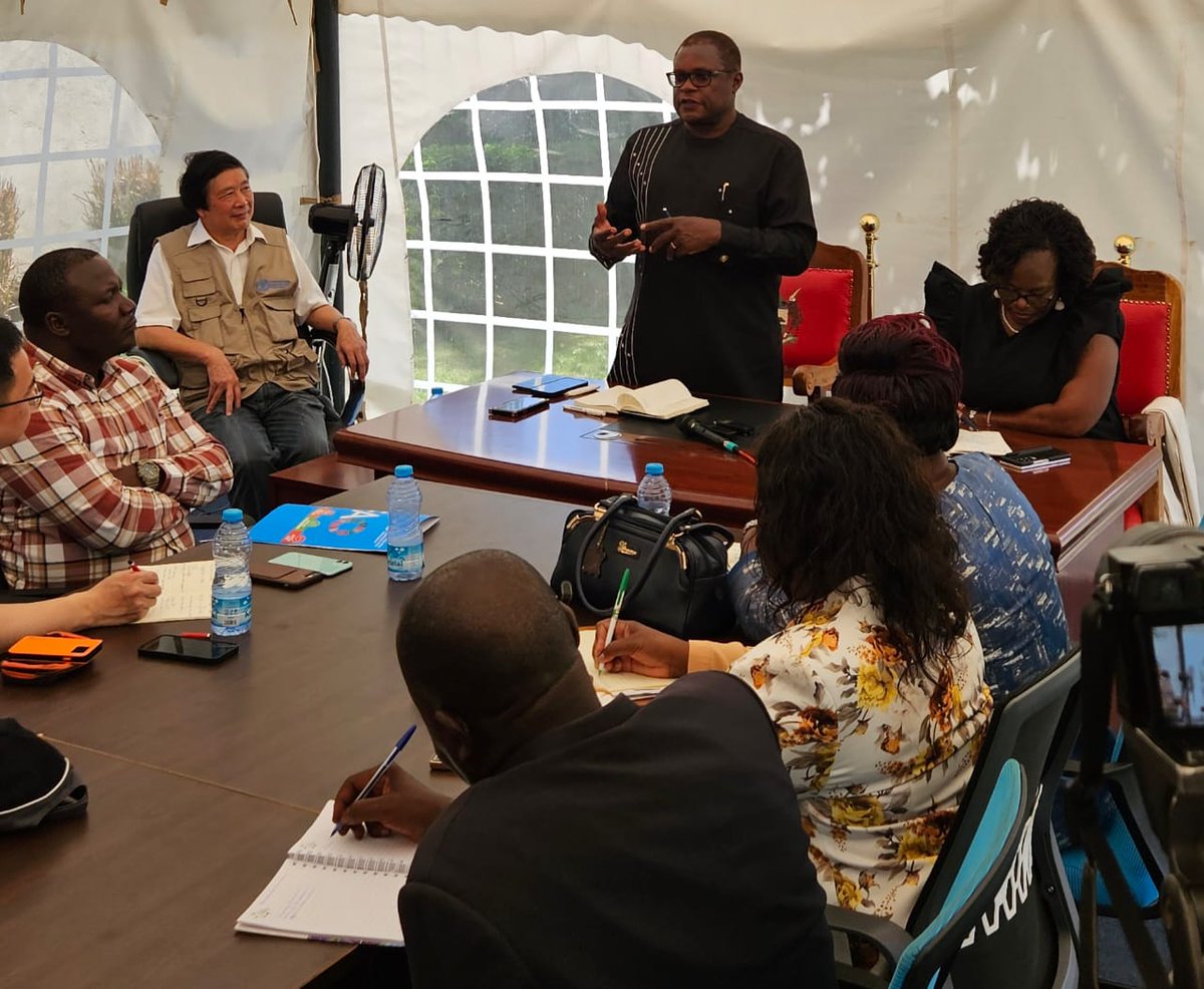 Supporting the sustainable management of Fall Armyworm through Farm Field Schools approach. Bungoma County Gov. @SpeakerKLusaka held discussions with @FAO's Dr. Jingyuan Xia, @HamisiWilliams, @Rwaburindi_JC toured Manani Farmer Field School demonstration farm.