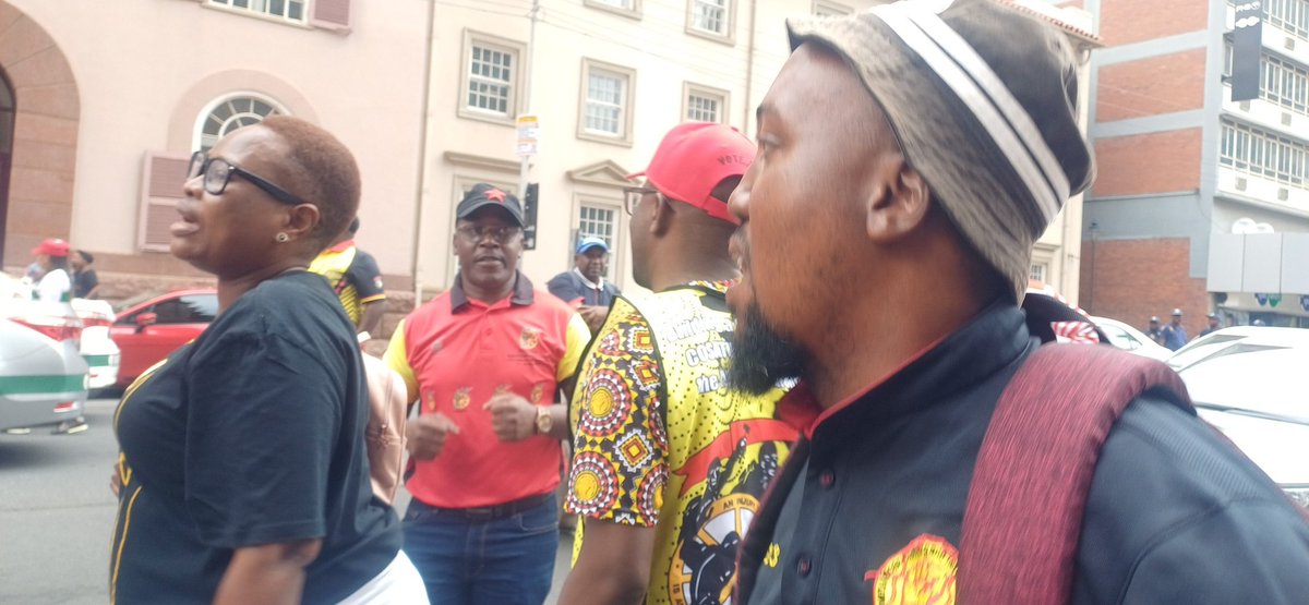 _cosatu's tweet photo. #COSATU stands in solidarity with Communication Workers Union #CWU in its fight against retrenchments at the Post Office #SAPO and the defense of #CollectiveBaragining at the #SABC @KayaON959 @KayaNews @KayaOnAir #NoToPovertyWages #NoToRetrenchment https://t.co/1fwWsNTzHU